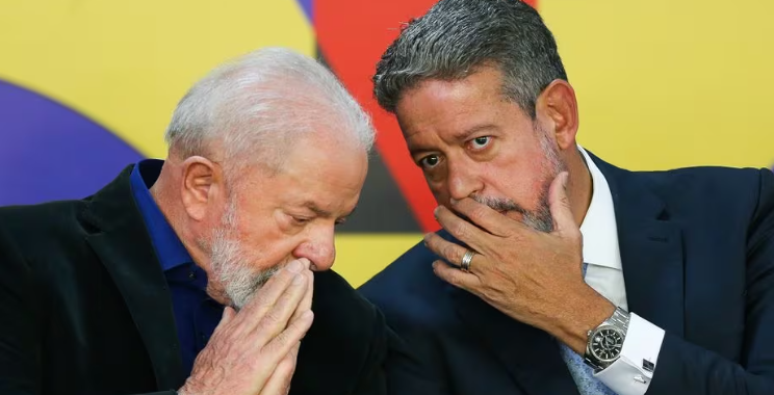 Crise entre o presidente, Luiz Inácio Lula da Silva (à esquerda), e o presidente da Câmara dos Deputados, Arthur Lira (à direita) tem origem em veto no Orçamento de 2024 