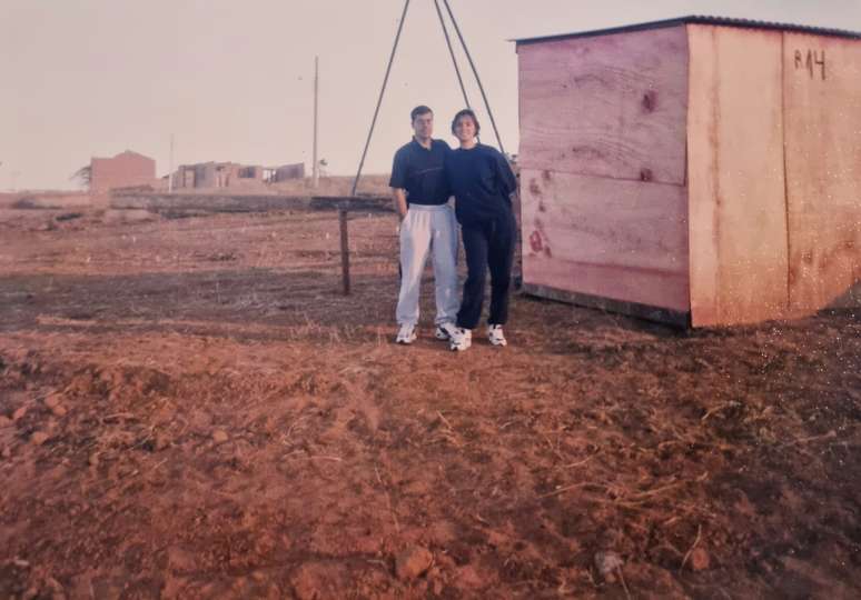 Simone e o esposo no terreno que compraram para construírem o lar da família, após casarem 