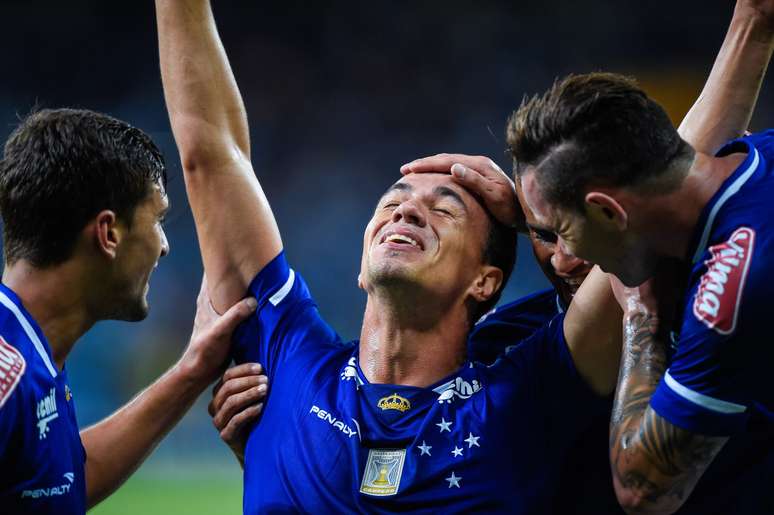 BELO HORIZONTE, BRAZIL – APRIL 8: Leandro Damiao #9 of Cruzeiro celebrates a scored goal against Mineros during a match between Cruzeiro and Mineros as part of Copa Bridgestone Libertadores 2015 at Mineirao Stadium on April 8, 2015 in Belo Horizonte, Brazil. (Photo by Pedro Vilela/Getty Images)