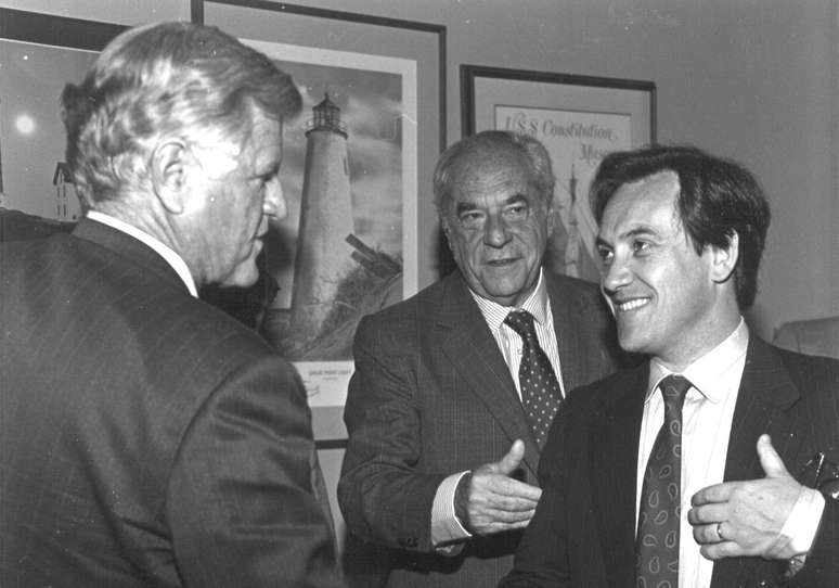 Sebastián Piñera (na foto, à direita) em encontro com o então senador norte-americano Ted Kennedy e o então presidente do Senado chileno Gabriel Valdés na década de 1990, quando era senador