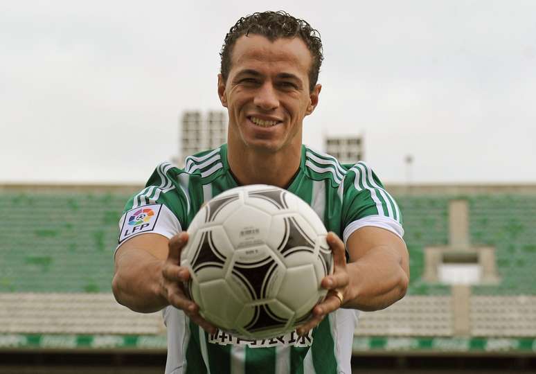 Betis’ new signing Brazilian Leandro Damiao poses with a ball during his official presentation at the Benito Villamarin stadium in Sevilla on February 8, 2016. / AFP / CRISTINA QUICLER (Photo credit should read CRISTINA QUICLER/AFP via Getty Images)