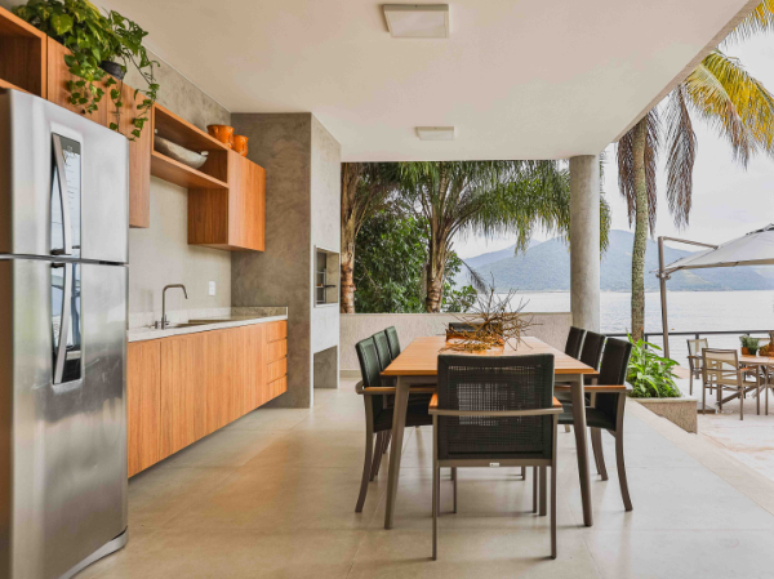 15. Churrasqueira gourmet: de frente para o mar, um espaço para relaxar e reunir os amigos – Projeto: Camila Fleck Arquitetura e Interiores | Foto: Pedro Mello