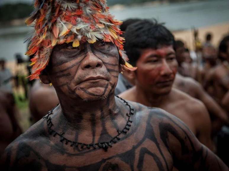 Imagem em plano fechado mostra dois indígenas da etnia Munduruku.