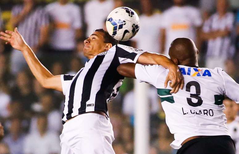 SANTOS, BRAZIL – SEPTEMBER 13: Leandro Damiao (l) of Santos in action during the match between Santos and Coritiba for the Brazilian Series A 2014 at Vila Belmiro stadium on September 13, 2014 in Santos, Brazil. (Photo by Alexandre Schneider/Getty Images)