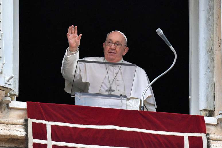 Papa Francisco cita "hipocrisia" daqueles que criticam bênçãos a casais LGBT