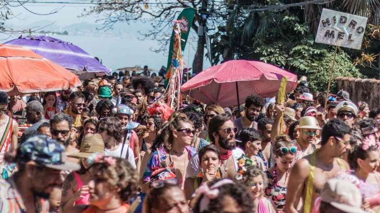 Carnaval exige atenção redobrada com o aparelho celular