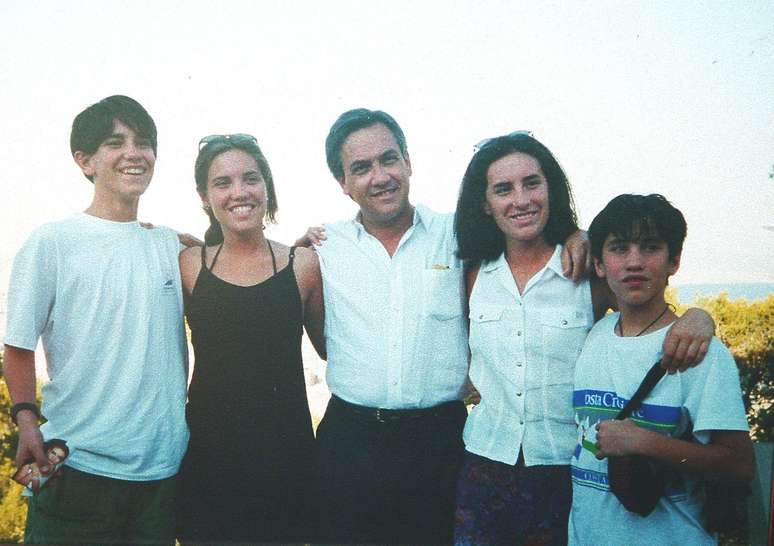 O ex-presidente ao lado dos filhos Sebastián, Cecilia, Magdalena e Cristóbal na década de 1990