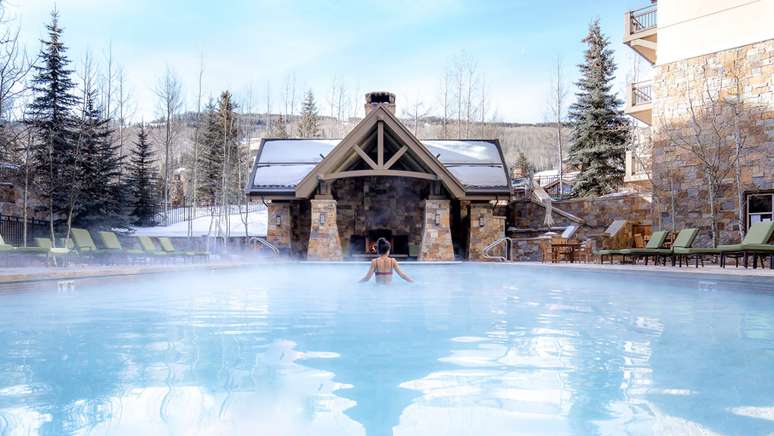 A piscina aquecida aos pés da paisagem nevada é um dos destaques do Four Seasons em Vail