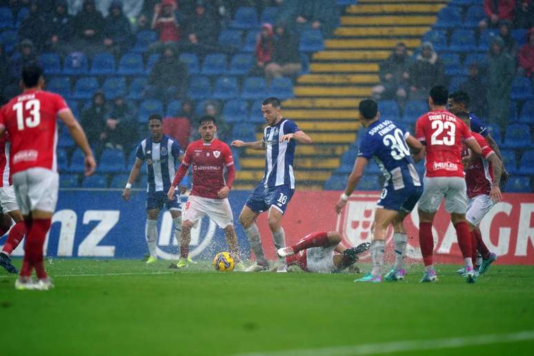 Jogo entre Santa Clara e Porto, pela Taça de Portugal, foi suspenso porque campo ficou alagado