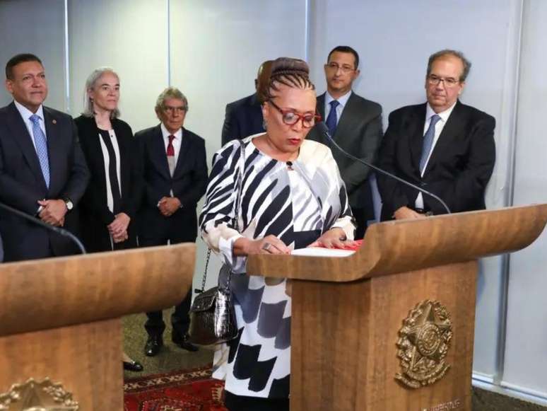 A imagem mostra a ministra Vera Lúcia Santana tomando posse em cerimônia realizada no gabinete do presidente da Corte, em Brasília, na última terça-feira (6)