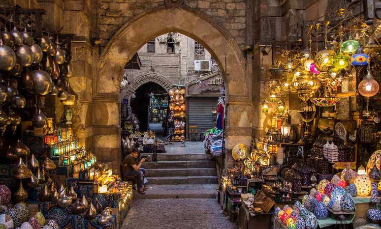Lanternas e luminárias artesanais se amontoam nas ruas do mercado