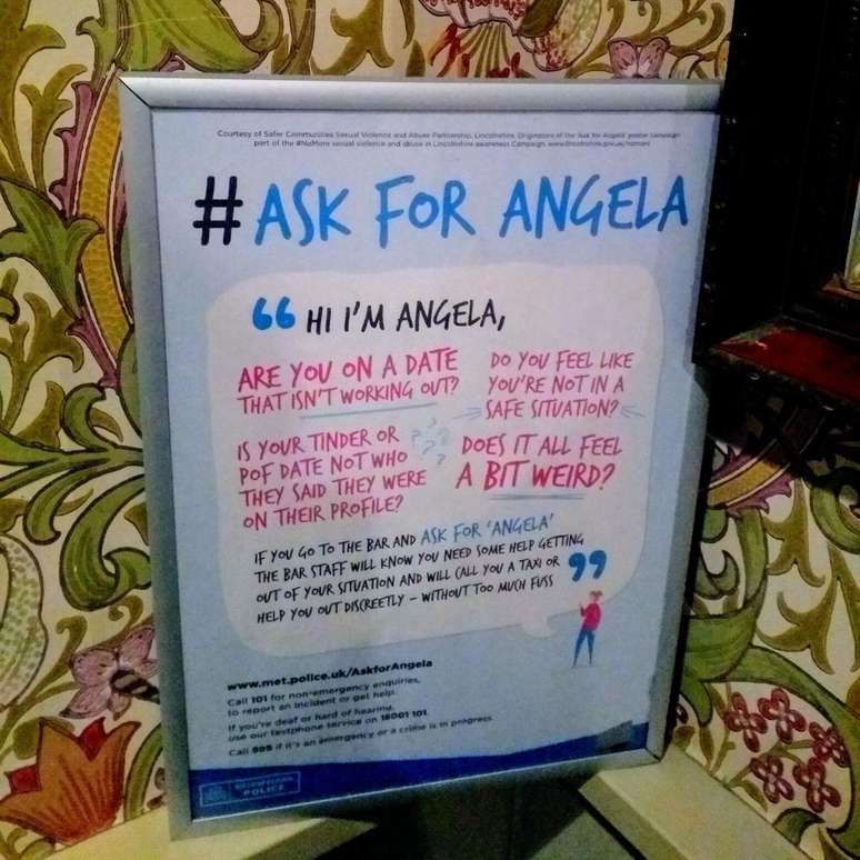 Cartaz em banheiro feminino em Londres diz que clientes que não se sentirem seguras podem perguntar por 'Angela' para alguém da equipe — uma forma de comunicar, sem alardes, que precisam de ajuda