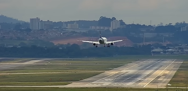 Avião é obrigado a fazer pouso de emergência em SP após perder roda 