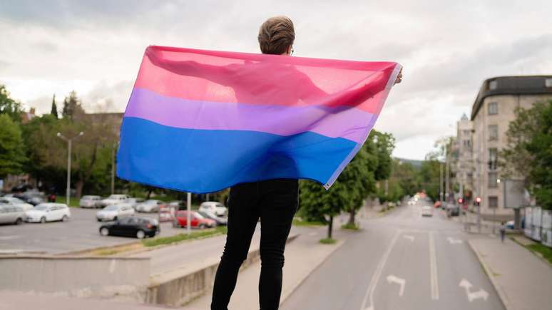 A bandeira bissexual é formada pelas cores rosa, azul e roxo