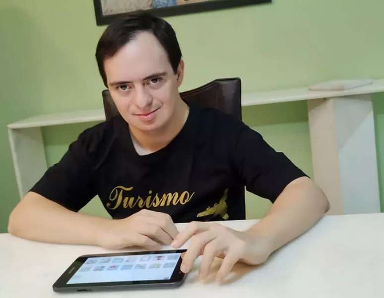 Bruno Ribeiro, de 31 anos, usa tablet para se comunicar e ministrar palestras