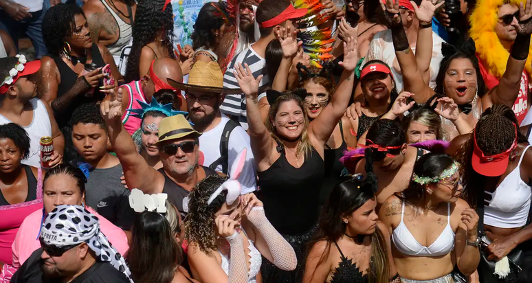 Sete em cada 10 mulheres têm medo de assédio no carnaval