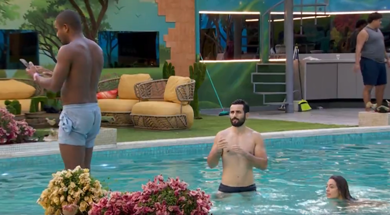 Davi e Matteus são punidos ao usar celular do BBB 24 dentro da piscina