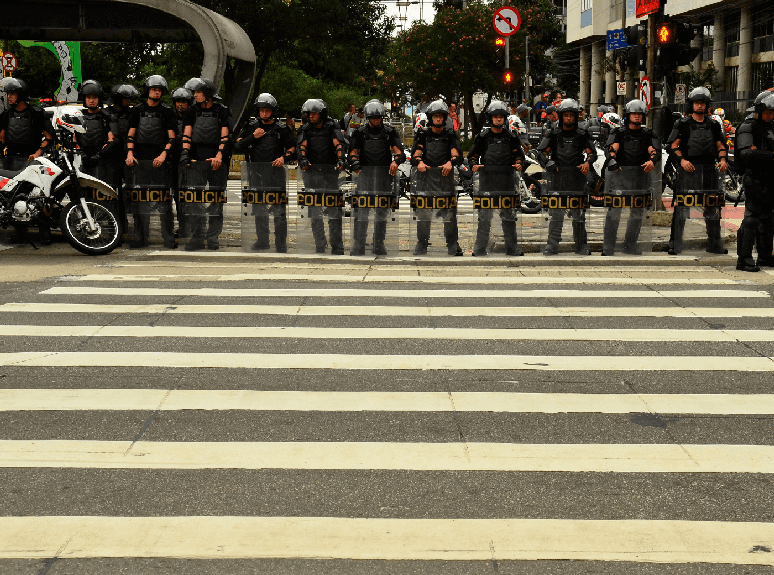 Policiais militares enfileirados durante protesto, em SP.