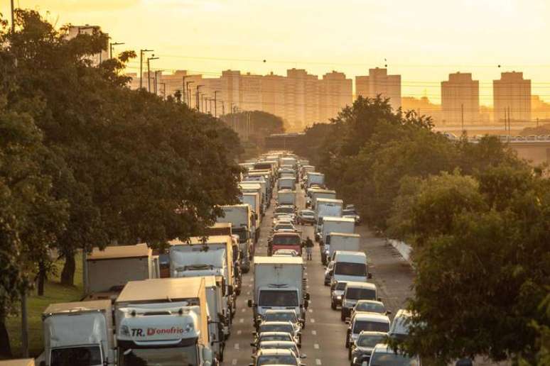 Rodízio municipal estará suspenso para carros de segunda-feira até Quarta-feira de Cinzas. Na foto, registro da Marginal do Tietê.