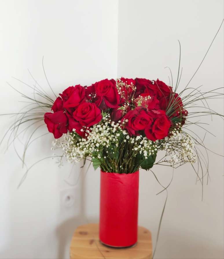 What is the most suitable flower for the Christmas centrepiece? You see 3 beautiful species. In the photo, bouquet of red roses. What is the most suitable flower for the Christmas centrepiece? You see 3 beautiful species. In the photo, bouquet of red roses.