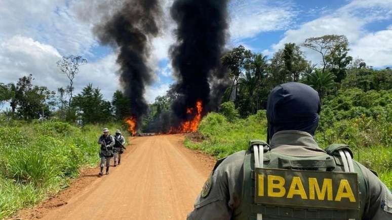 Agentes do Ibama destróem avião usado por garimpeiros em Roraima