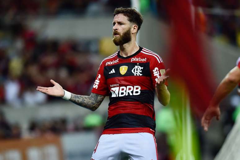 Léo Pereira com a camisa do Flamengo contra o Aucas 