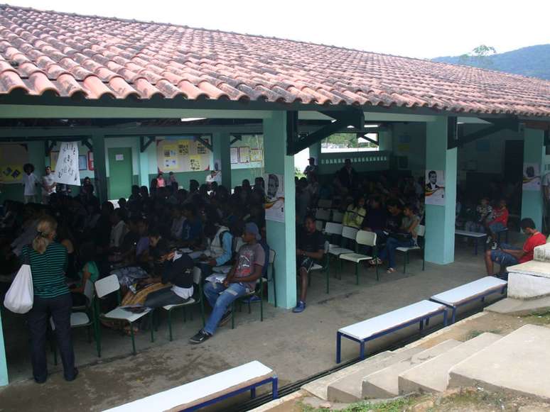 Imagem mostra dezenas de alunos durante atividade no Quilombo André Lopes em maio de 2011.
