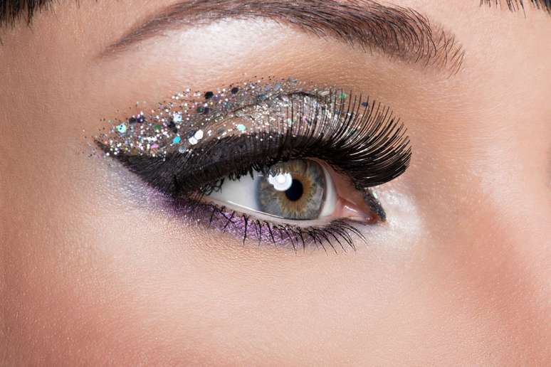 Se entrarem em contato direto com os olhos, os glitters podem comprometer a saúde ocular. |