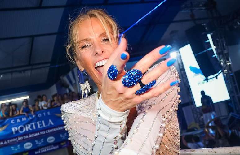 Adriane Galisteu se joga no samba com transparência e decotão