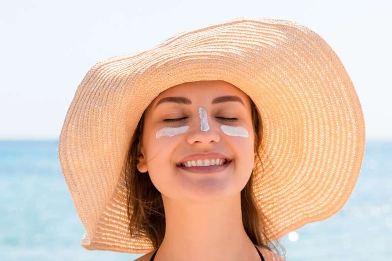 Protetor solar deve ser reaplicado a cada duas horas para proteger a pele 