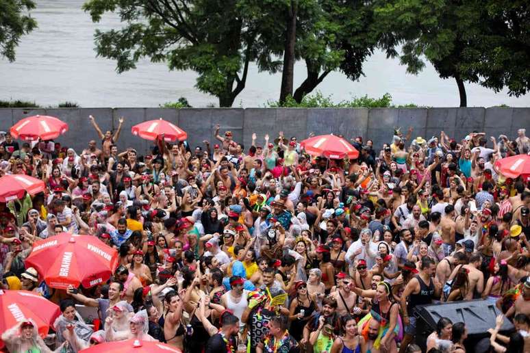 Especialistas dão dicas de segurança com o celular enquanto curte o Carnaval