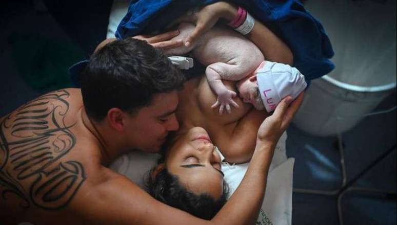 Mirella Santos e Gabriel Farias durante o nascimento de sua filha Luna