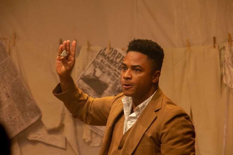 Imagem mostra Sidney Santiago Kuanza durante apresentação da peça sobre Lima Barreto.