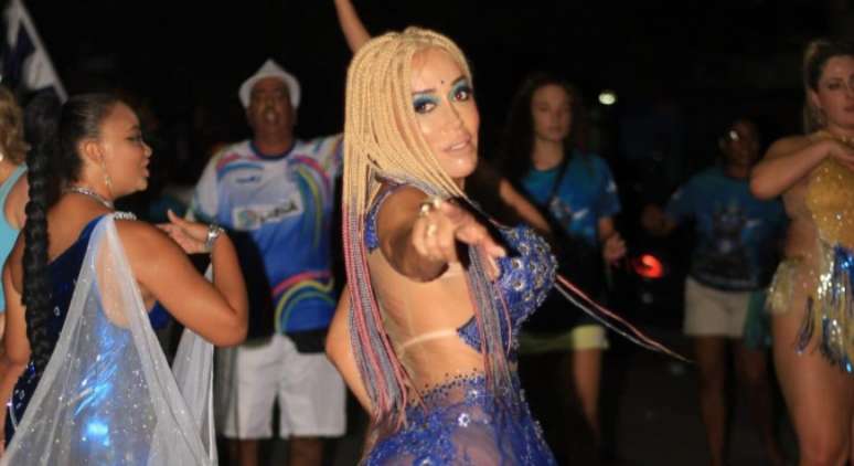 Mulher Abacaxi usa look de R$ 10 mil em ensaio de carnaval