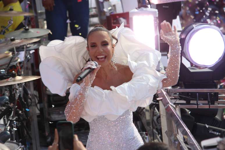 A cantora Ivete Sangalo durante abertura do carnaval de Salvador nesta quinta-feira, 8