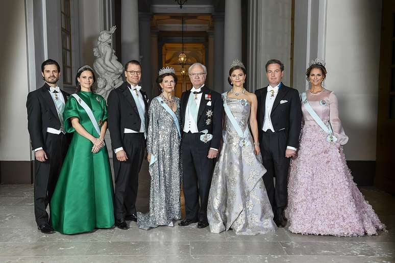 A rainha com o marido, rei Carl, filhos, genros e nora: um clã unido com poucas fofocas