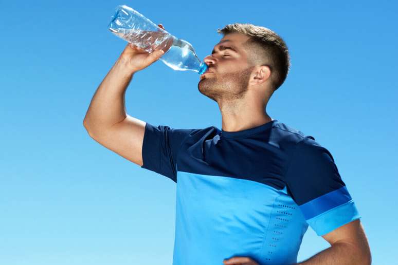 Beber água é fundamental para garantir um bom desempenho na musculação 