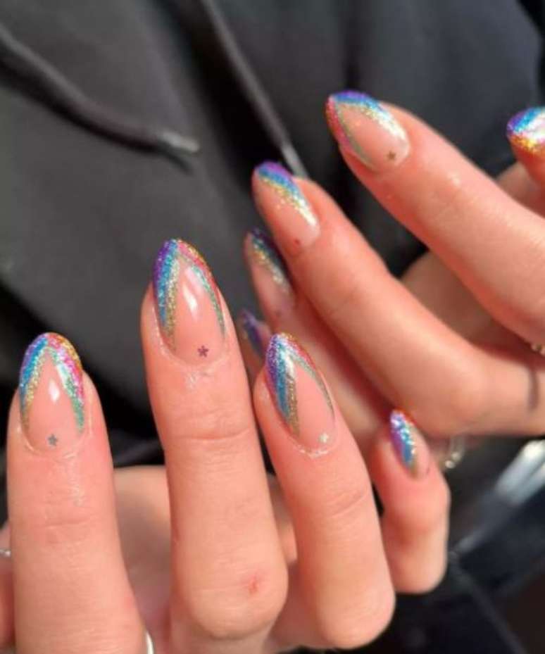 Unhas com muito brilho &ndash;