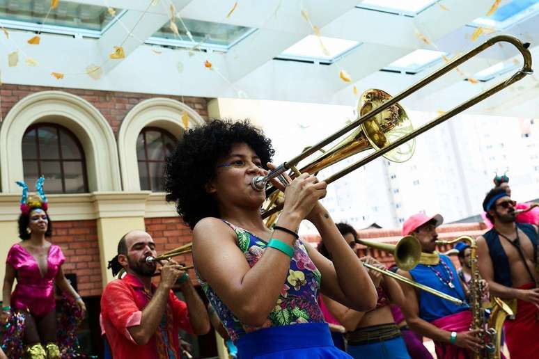 Integrantes do bloco Cornucópia Desvairada em apresentação que passou por espaços no Centro de São Paulo (SP), como o Museu da Língua Portuguesa e a estação da Luz