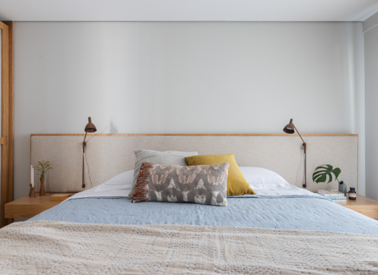 Medidas de cama queen: mede de 198cm de altura X 158cm de largura e necessita de mais espaço no quarto – Projeto: Duda Senna | Foto: Gisele Rampazzo