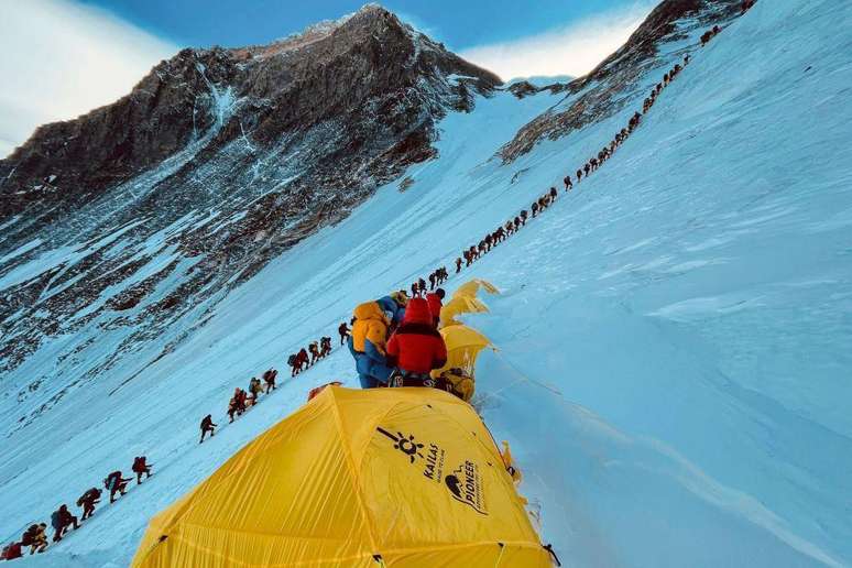 O aumento do número de alpinistas no Everest significa um aumento significativo de resíduos, incluindo excrementos humanos