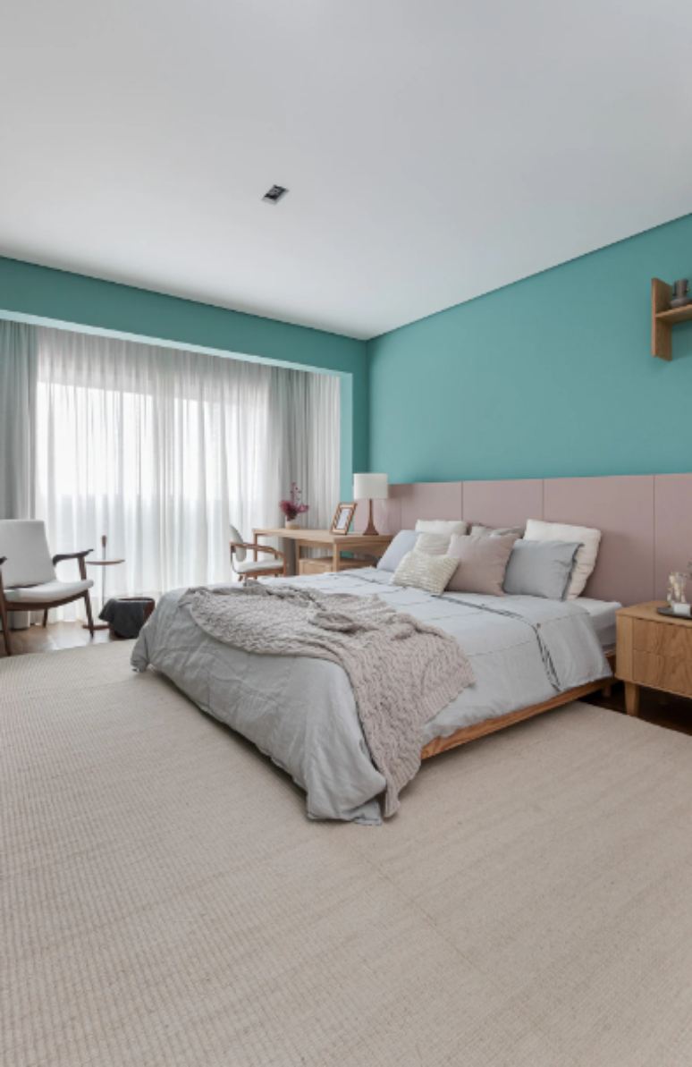 Medidas de camas: é importante garantir que o casal tenha conforto e espaço suficiente – Projeto: Duda Senna Arquitetura | Foto: Gisele Rampazzo