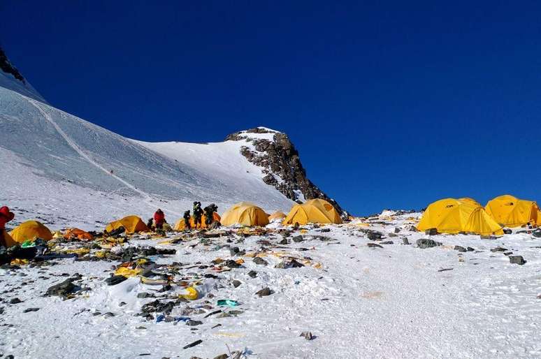 Muitos montanhistas usam espaços abertos para fazer as necessidades nos acampamentos mais altos do Everest