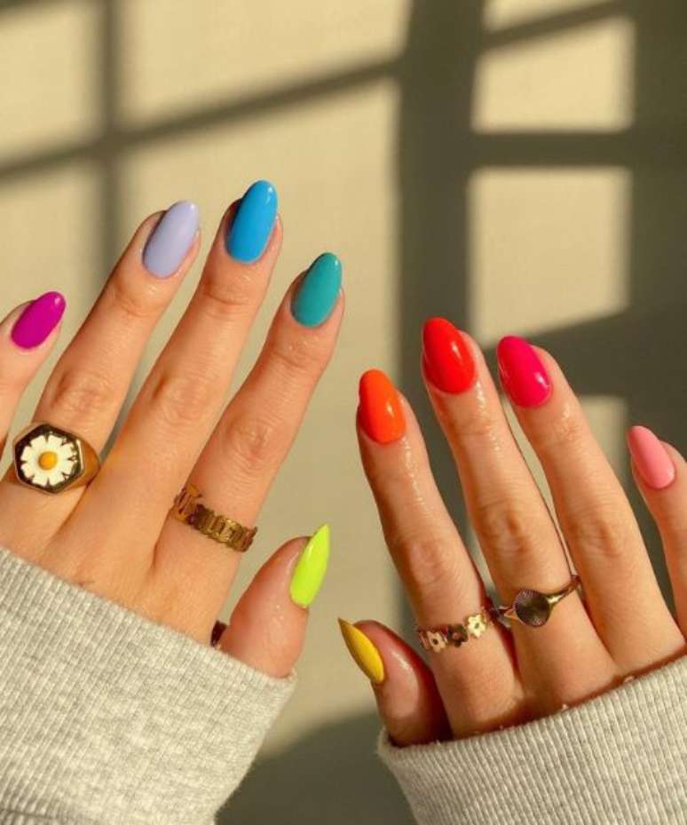 Unhas com tons vibrantes &ndash;