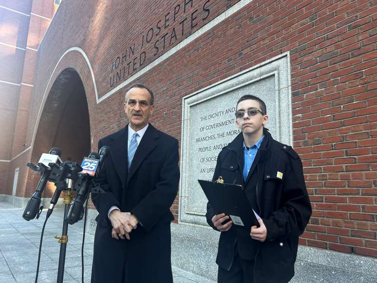 O advogado David Cortman ao lado de seu cliente Liam Morrison após audiência em tribunal federal de apelações sobre a decisão de escola de não permitir que ele usasse camiseta com a frase "há apenas dois gêneros", em Boston, Massachusetts, EUA