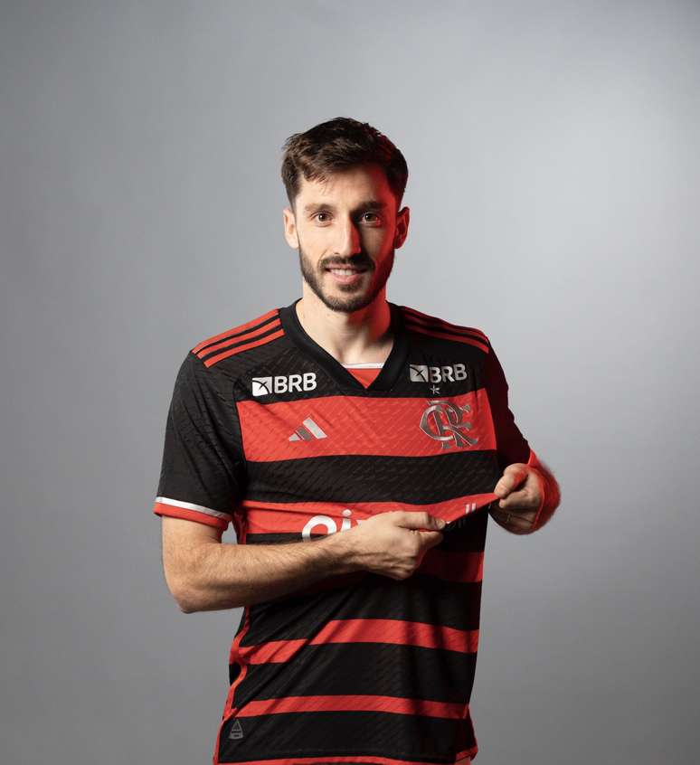Vinã é relacionado pela primeira vez pelo Flamengo para partida contra o Volta Redonda