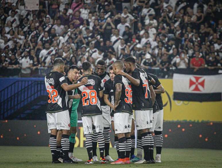 Jogadores do Vasco abraçados antes do jogo.