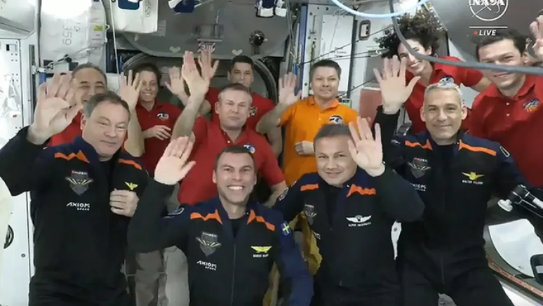 Membros da missão privada Ax-3 e da Expedição 70 na ISS (Imagem: Reprodução/NASA TV)