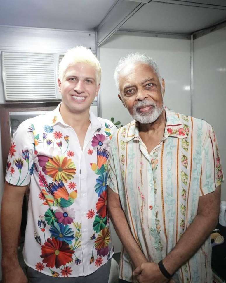 João Campos ao lado de Gilberto Gil, uma das atrações do Carnaval de Recife