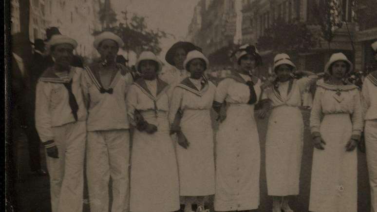 Com os blocos e cordões, começou a se afrouxar o controle sobre a participação das mulheres na folia